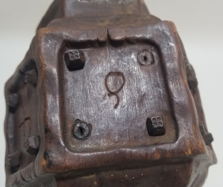 ÜZERİNDE RUMCA HARFLER BULUNAN OSMANLI DÖNEMİ AHŞAPTAN MAMUL BÜYÜK BOY MUM KANDİLİ