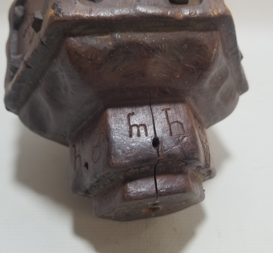 ÜZERİNDE RUMCA HARFLER BULUNAN OSMANLI DÖNEMİ AHŞAPTAN MAMUL BÜYÜK BOY MUM KANDİLİ