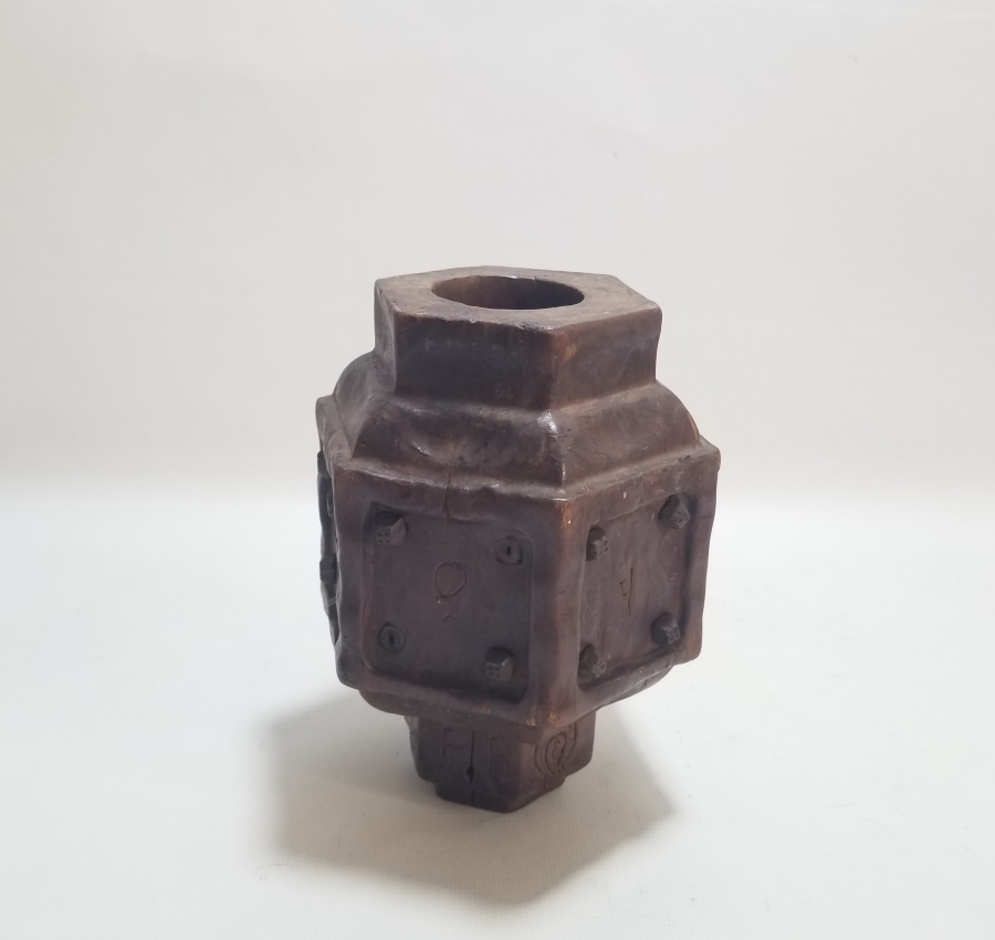 ÜZERİNDE RUMCA HARFLER BULUNAN OSMANLI DÖNEMİ AHŞAPTAN MAMUL BÜYÜK BOY MUM KANDİLİ