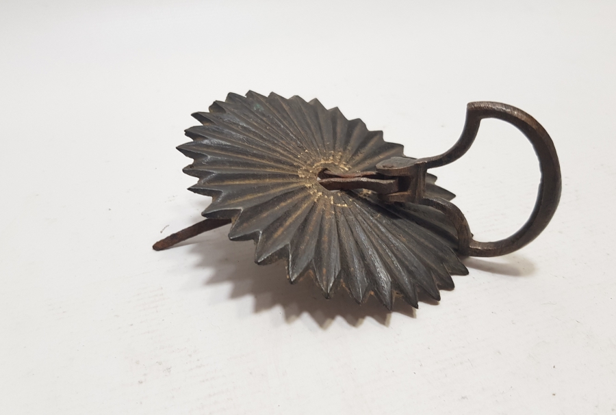 OSMANLI DÖNEMİ SALTANAT ŞEMSESİ FORMLU NADİR BRONZ KAPI TUTMACI