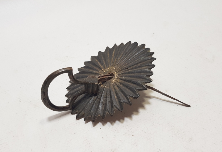 OSMANLI DÖNEMİ SALTANAT ŞEMSESİ FORMLU NADİR BRONZ KAPI TUTMACI