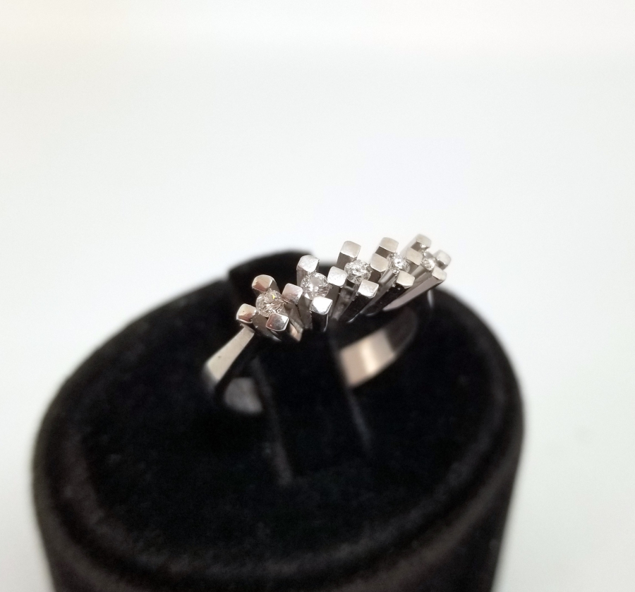 BEŞTAŞ MODEL PIRLANTA TAŞLI YÜZÜK