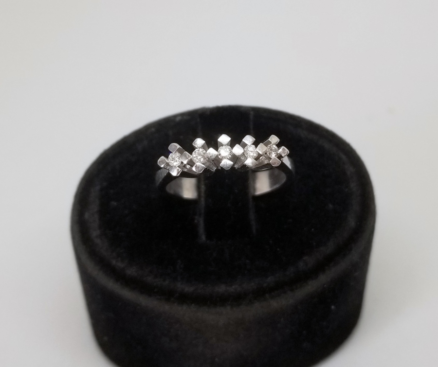 BEŞTAŞ MODEL PIRLANTA TAŞLI YÜZÜK