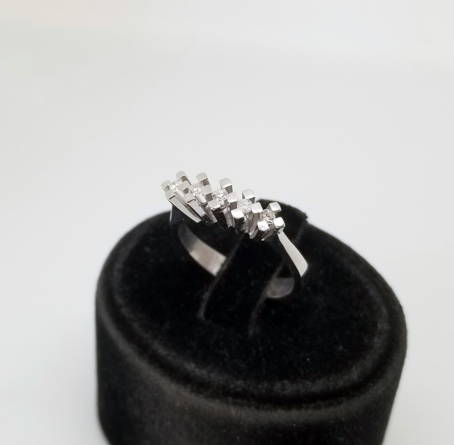 BEŞTAŞ MODEL PIRLANTA TAŞLI YÜZÜK