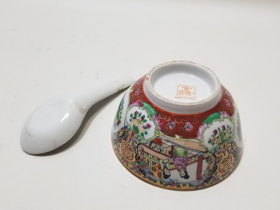 UZAKDOĞU YAPIMI PORSELEN KASE VE KAŞIK