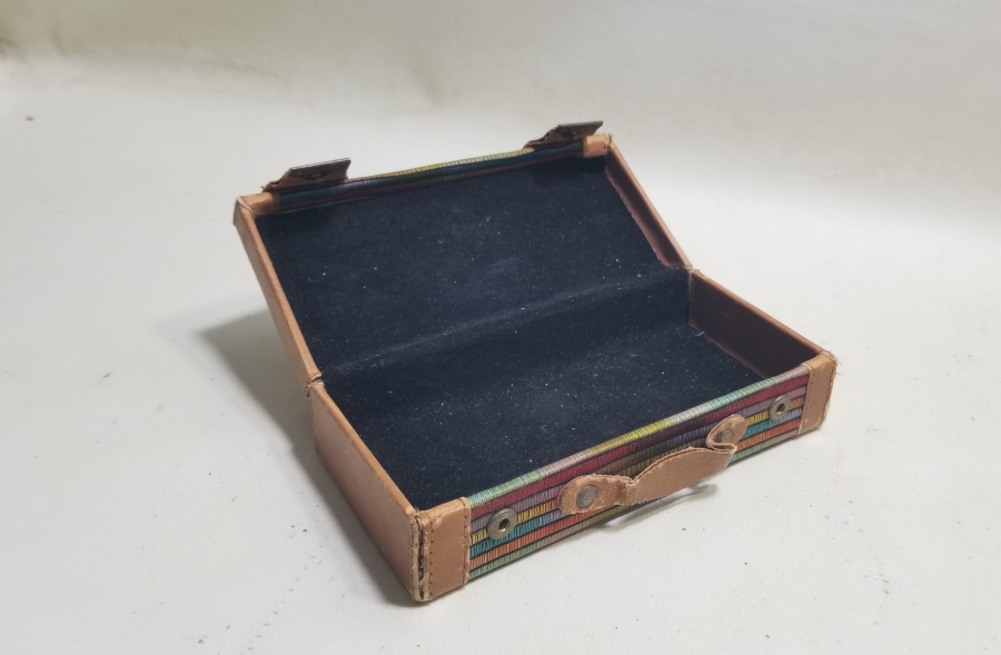 BAVUL FORMUNDA YAPILMIŞ ANTİKA MİNİ TESPİH KUTUSU