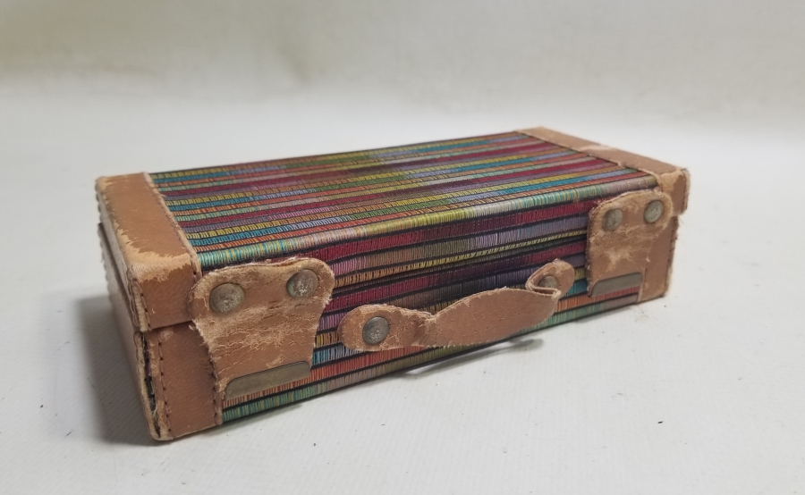 BAVUL FORMUNDA YAPILMIŞ ANTİKA MİNİ TESPİH KUTUSU