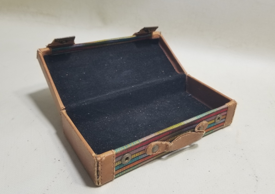 BAVUL FORMUNDA YAPILMIŞ ANTİKA MİNİ TESPİH KUTUSU