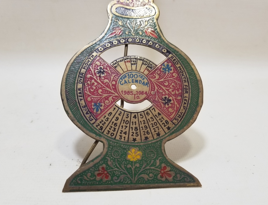 ÜZERİ MİNE İŞÇİLİKLİ 100 YILLIK ANTİKA METAL MASA TAKVİMİ