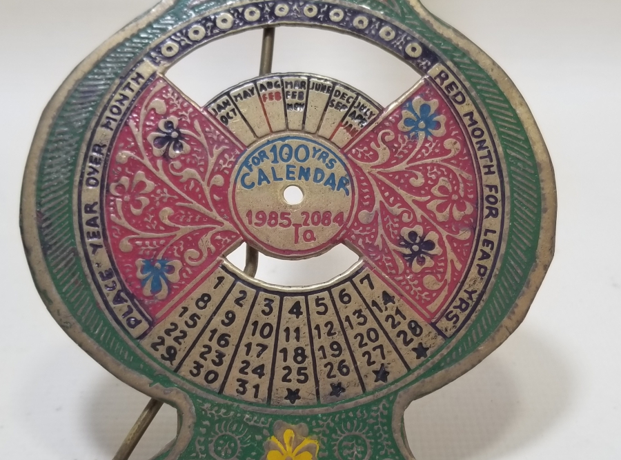 ÜZERİ MİNE İŞÇİLİKLİ 100 YILLIK ANTİKA METAL MASA TAKVİMİ