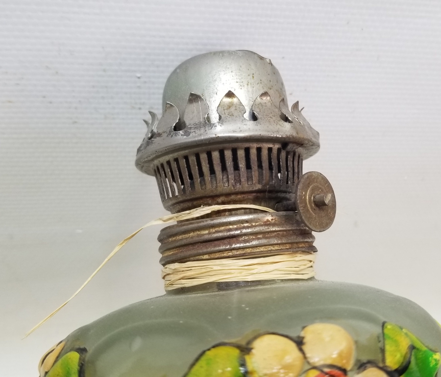 ÜZERİ EL BOYAMA İŞÇİLİKLİ ANTİKA BURGULU GAZ LAMBASI