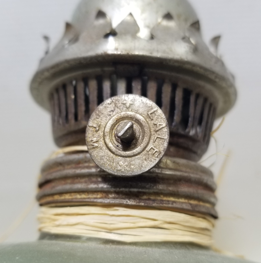 ÜZERİ EL BOYAMA İŞÇİLİKLİ ANTİKA BURGULU GAZ LAMBASI