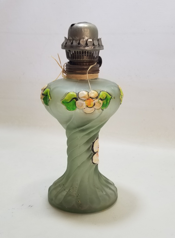 ÜZERİ EL BOYAMA İŞÇİLİKLİ ANTİKA BURGULU GAZ LAMBASI