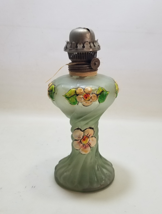 ÜZERİ EL BOYAMA İŞÇİLİKLİ ANTİKA BURGULU GAZ LAMBASI