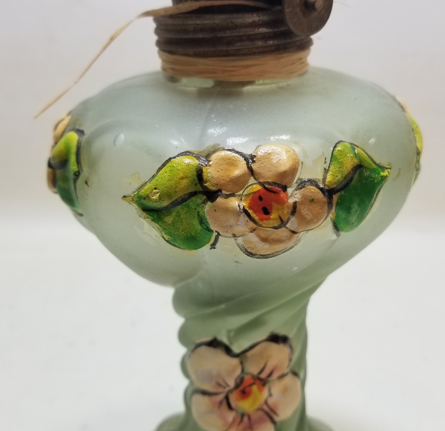 ÜZERİ EL BOYAMA İŞÇİLİKLİ ANTİKA BURGULU GAZ LAMBASI