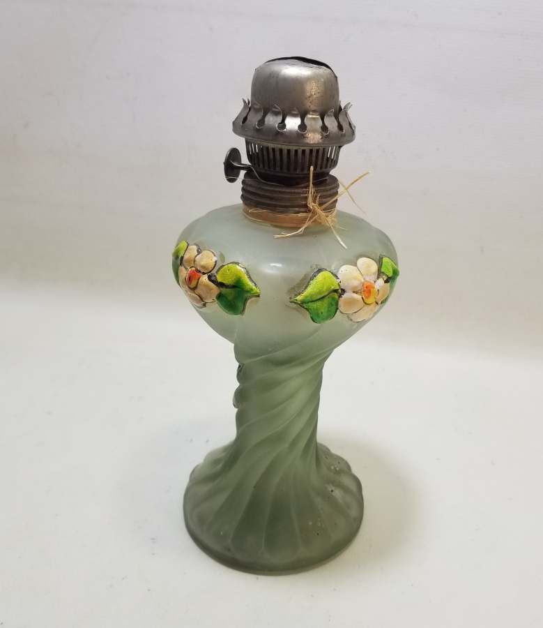 ÜZERİ EL BOYAMA İŞÇİLİKLİ ANTİKA BURGULU GAZ LAMBASI