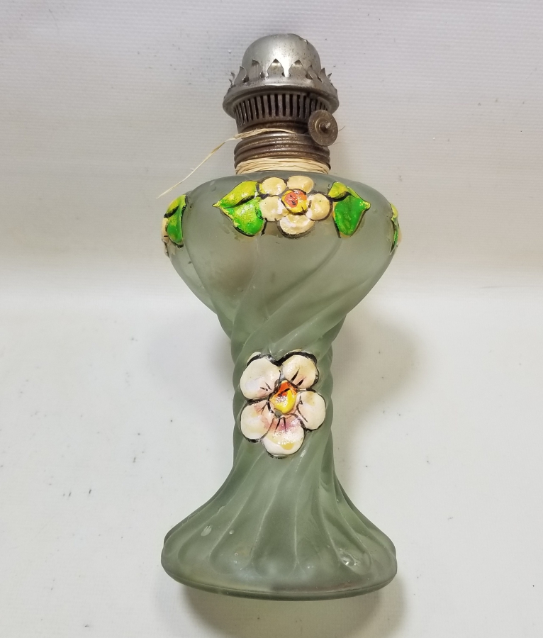 ÜZERİ EL BOYAMA İŞÇİLİKLİ ANTİKA BURGULU GAZ LAMBASI