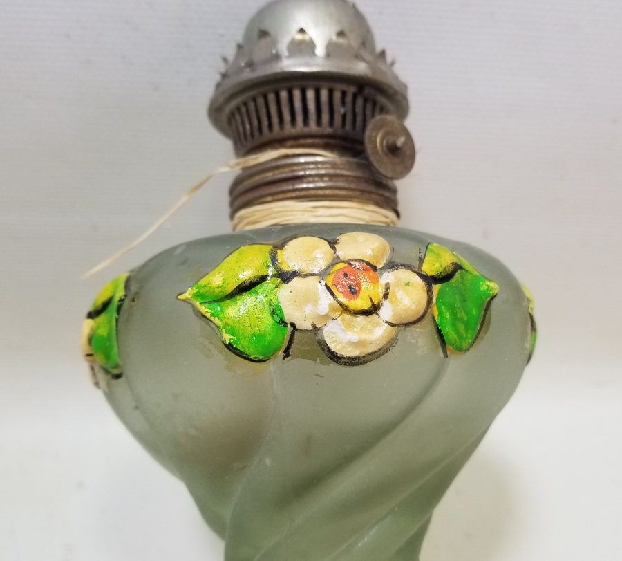 ÜZERİ EL BOYAMA İŞÇİLİKLİ ANTİKA BURGULU GAZ LAMBASI