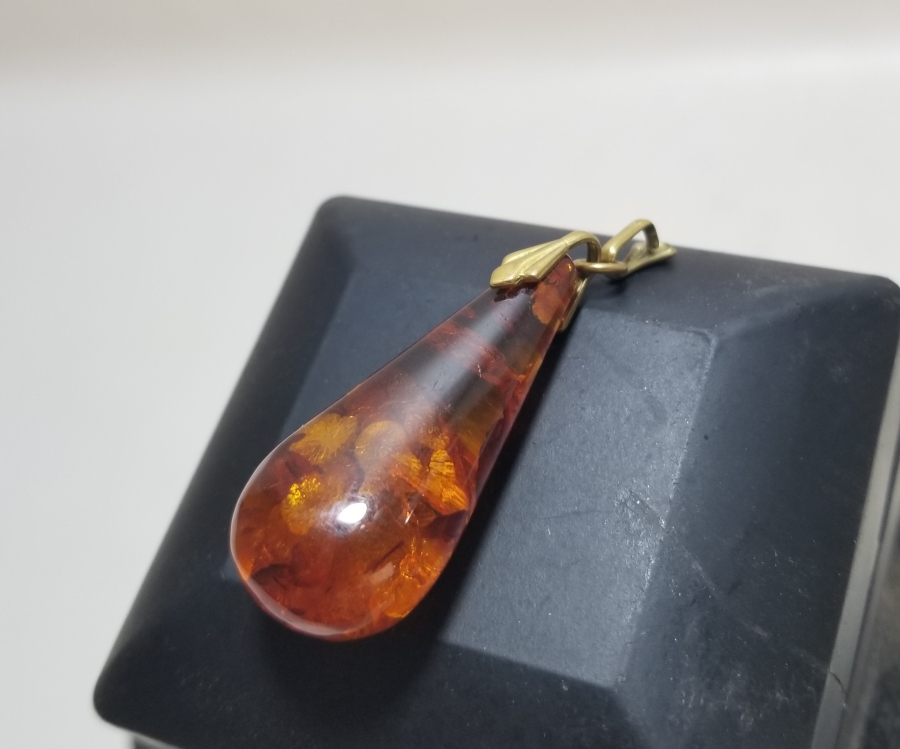 ARMUDİ FORMLU FOSİLLİ DAMLA KEHRİBAR KOLYE UCU