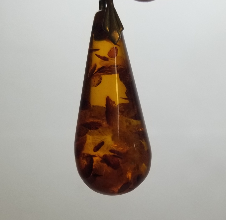 ARMUDİ FORMLU FOSİLLİ DAMLA KEHRİBAR KOLYE UCU