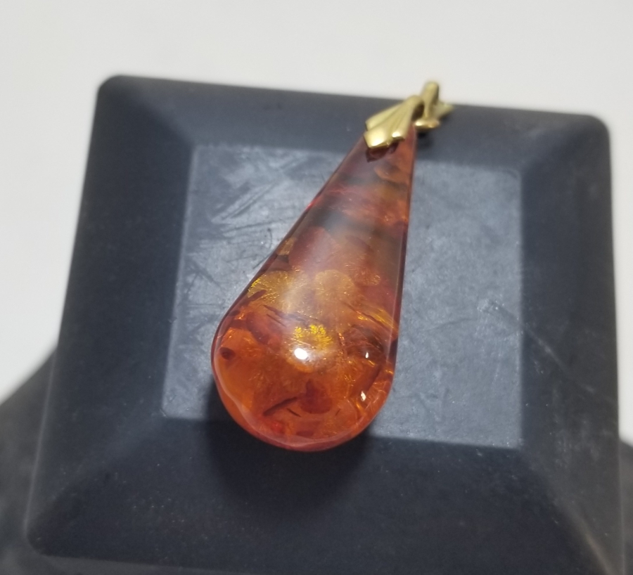 ARMUDİ FORMLU FOSİLLİ DAMLA KEHRİBAR KOLYE UCU