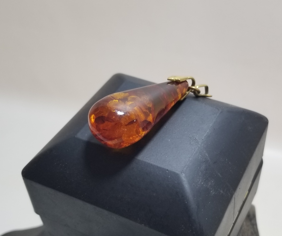 ARMUDİ FORMLU FOSİLLİ DAMLA KEHRİBAR KOLYE UCU