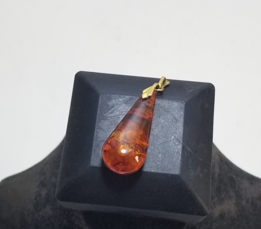 ARMUDİ FORMLU FOSİLLİ DAMLA KEHRİBAR KOLYE UCU