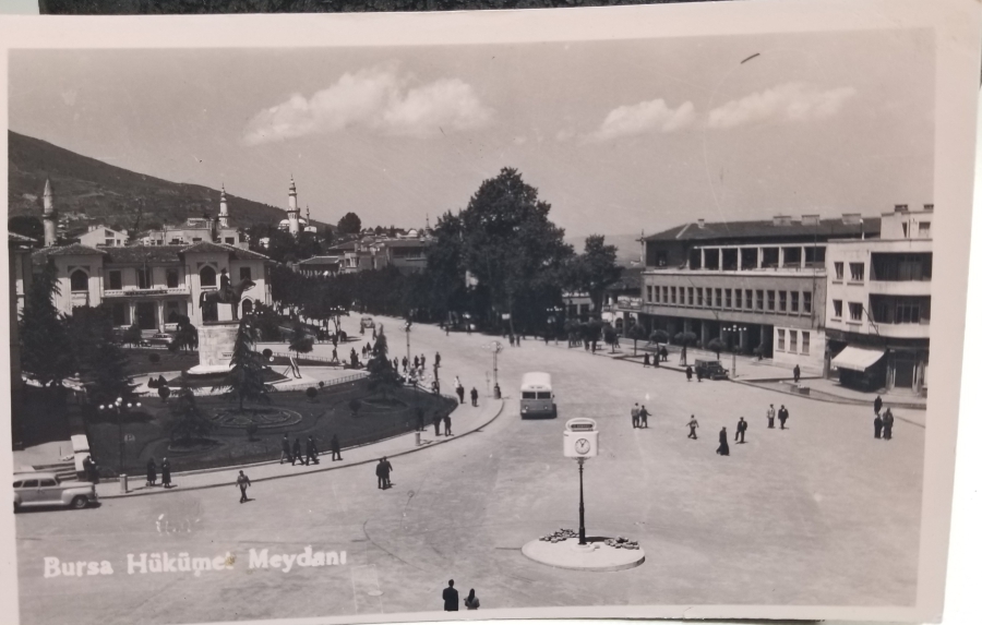 BURSA HÜKÜMET MEYDANI GÖRSELLİ SİYAH-BEYAZ FOTOĞRAF