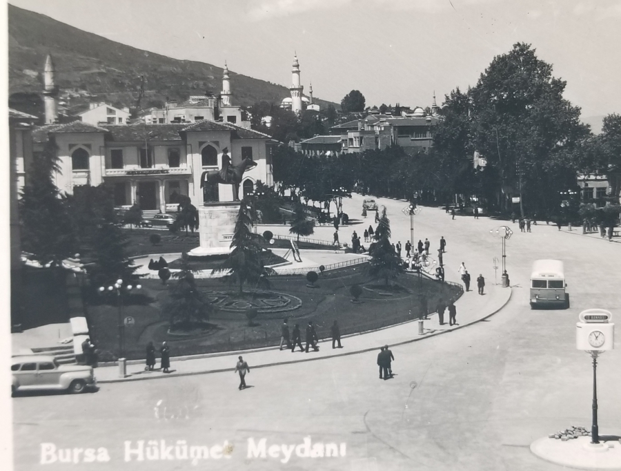 BURSA HÜKÜMET MEYDANI GÖRSELLİ SİYAH-BEYAZ FOTOĞRAF