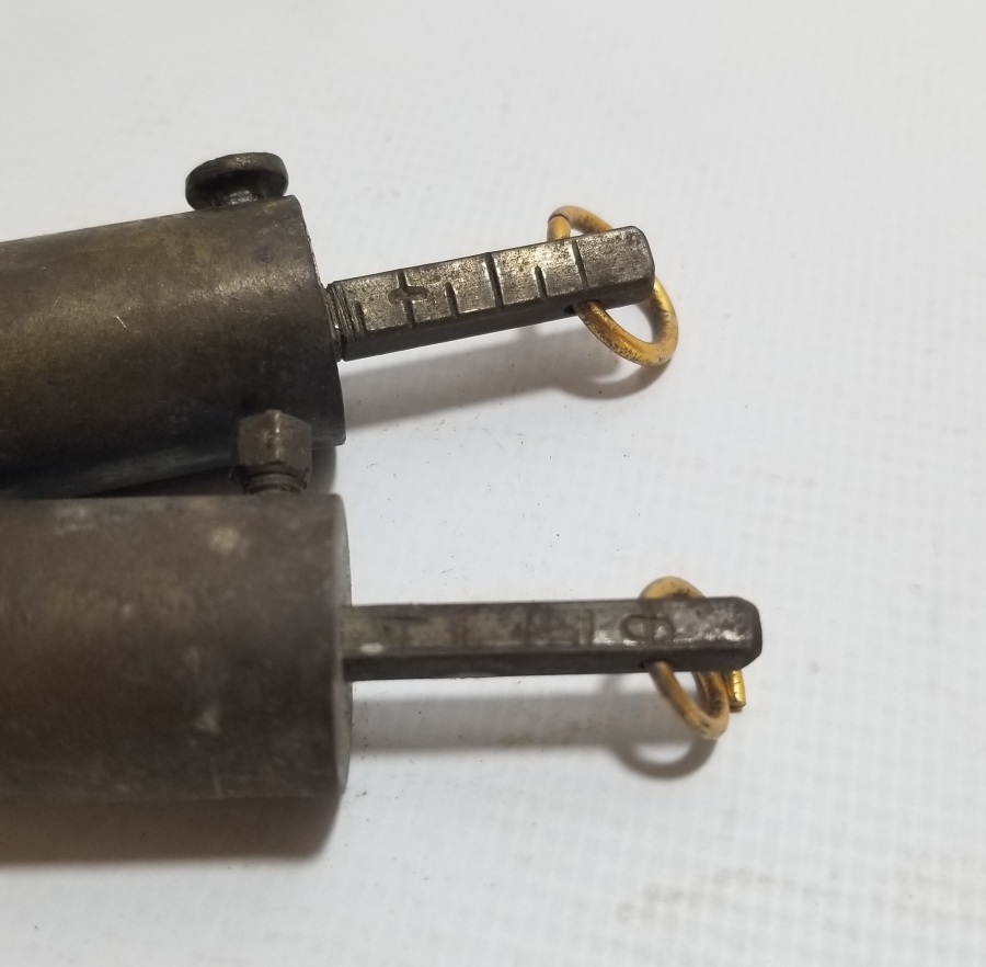 İKİ ADET ANTİKA BARUTÖLÇER