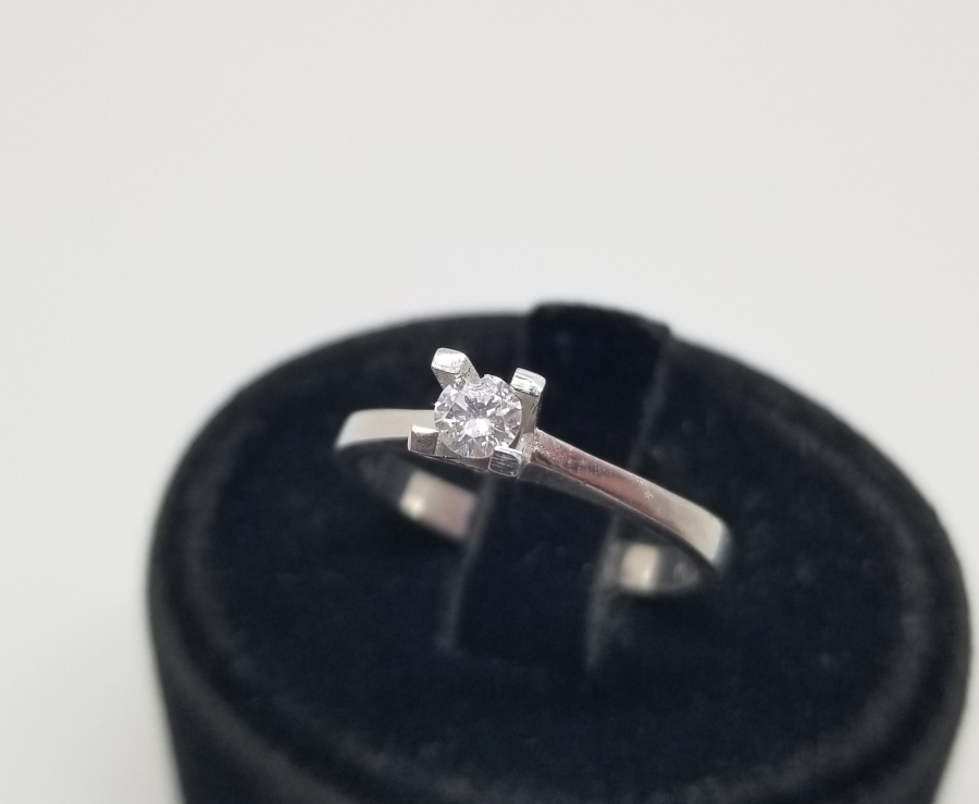 PIRLANTA TAŞLI TEKTAŞ MODEL YÜZÜK