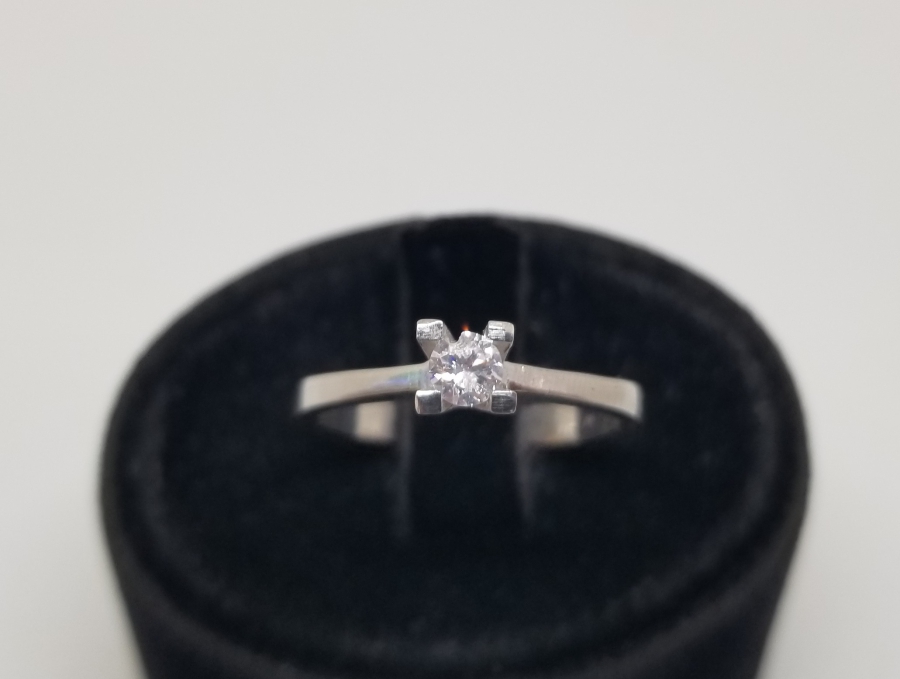 PIRLANTA TAŞLI TEKTAŞ MODEL YÜZÜK