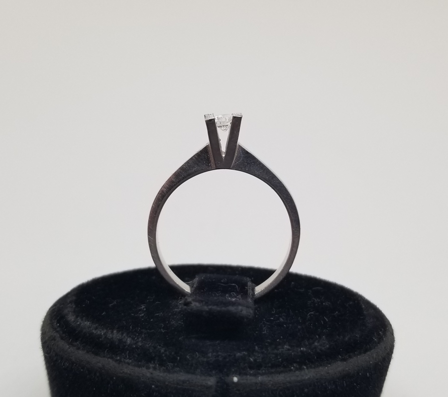 PIRLANTA TAŞLI TEKTAŞ MODEL YÜZÜK