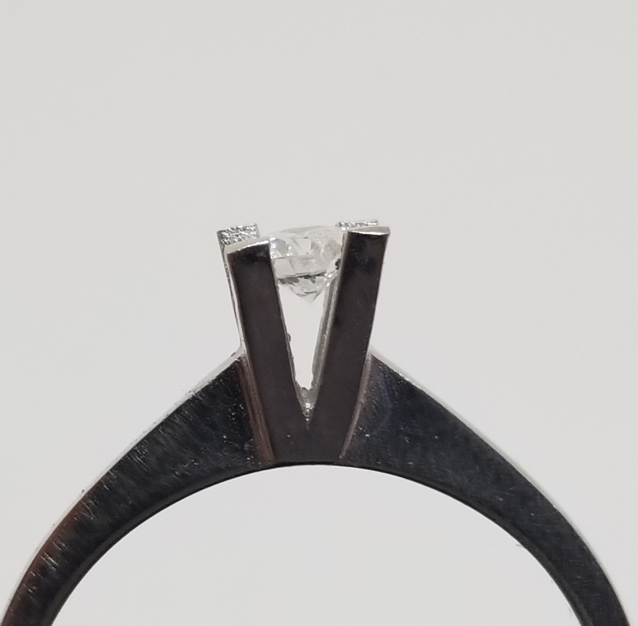 PIRLANTA TAŞLI TEKTAŞ MODEL YÜZÜK