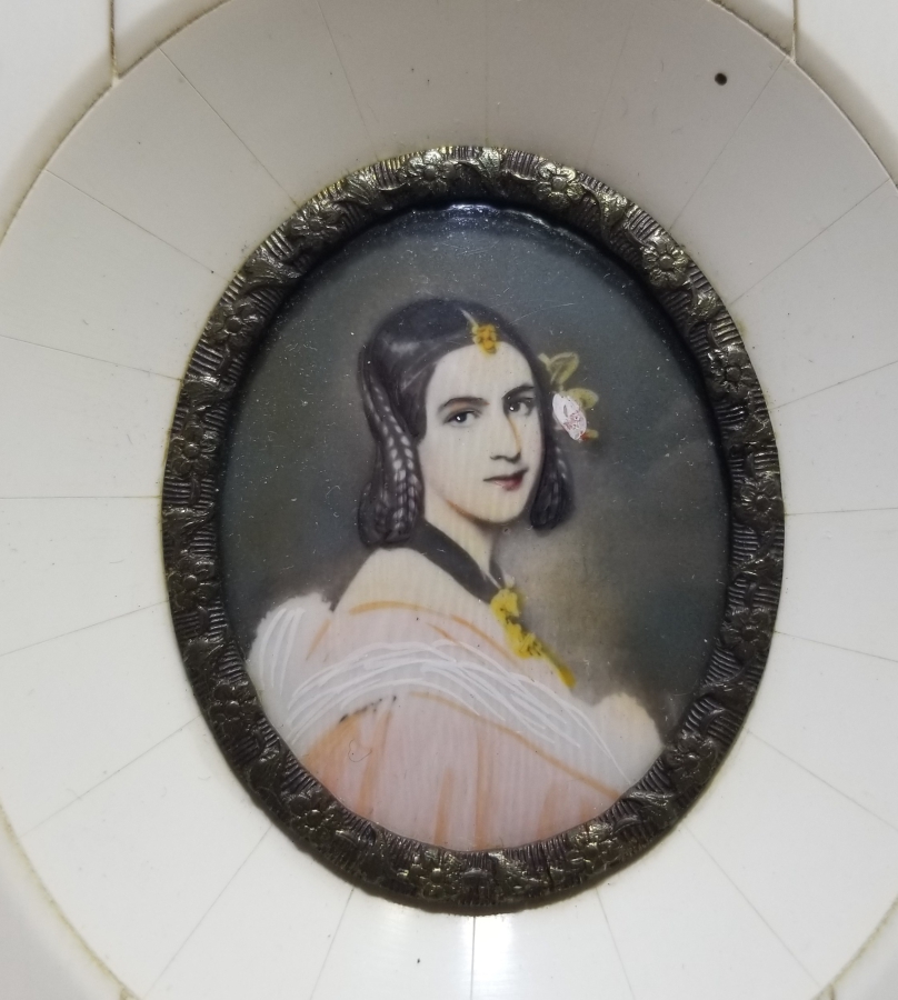 ÖZEL YAPIM ANTİKA FİLDİŞİ ELİSABETH GÖRSELLİ ÇERÇEVE