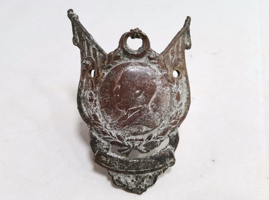 PRİMİTİF DEVLET ARMASI FORMUNDA YAPILMIŞ CUMHURİYET BAŞLARI ATATÜRK GÖRSELLİ BRONZ APLİK