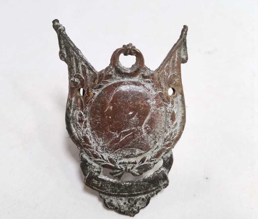 PRİMİTİF DEVLET ARMASI FORMUNDA YAPILMIŞ CUMHURİYET BAŞLARI ATATÜRK GÖRSELLİ BRONZ APLİK