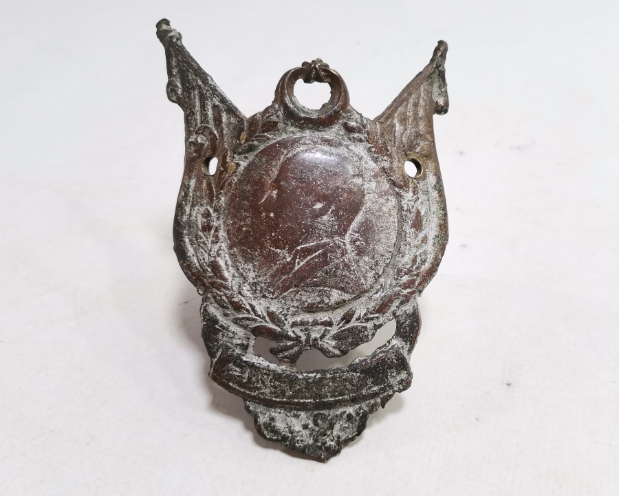 PRİMİTİF DEVLET ARMASI FORMUNDA YAPILMIŞ CUMHURİYET BAŞLARI ATATÜRK GÖRSELLİ BRONZ APLİK