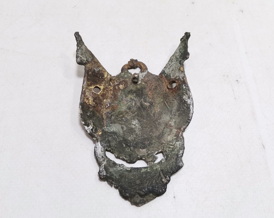 PRİMİTİF DEVLET ARMASI FORMUNDA YAPILMIŞ CUMHURİYET BAŞLARI ATATÜRK GÖRSELLİ BRONZ APLİK