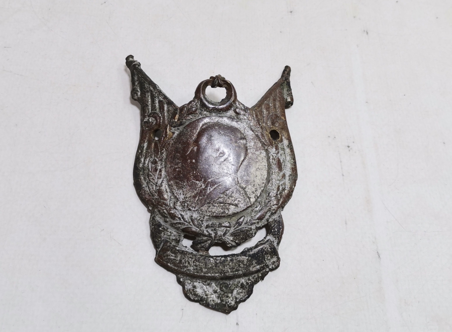 PRİMİTİF DEVLET ARMASI FORMUNDA YAPILMIŞ CUMHURİYET BAŞLARI ATATÜRK GÖRSELLİ BRONZ APLİK