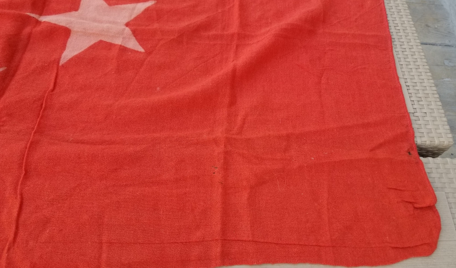 CUMHURİYET BAŞLARI KÖK BOYA İŞÇİLİKLİ BÜYÜK BOY ANTİKA BAYRAK