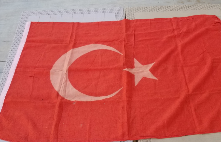 CUMHURİYET BAŞLARI KÖK BOYA İŞÇİLİKLİ BÜYÜK BOY ANTİKA BAYRAK