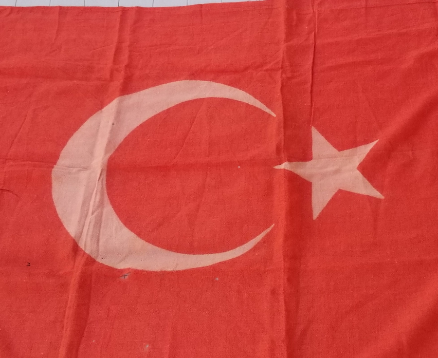 CUMHURİYET BAŞLARI KÖK BOYA İŞÇİLİKLİ BÜYÜK BOY ANTİKA BAYRAK