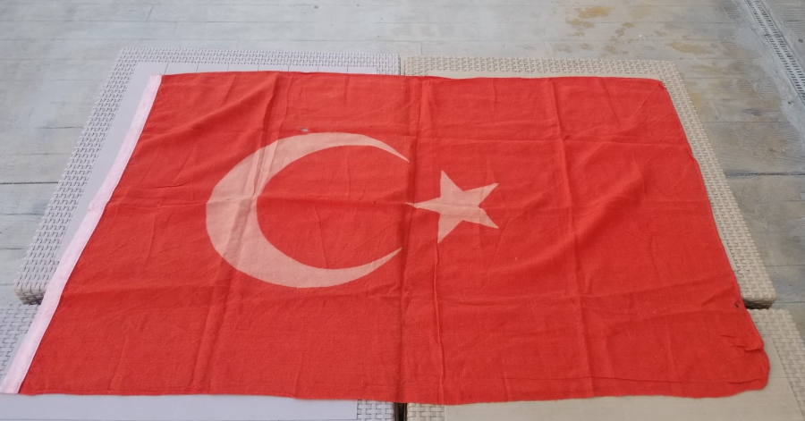 CUMHURİYET BAŞLARI KÖK BOYA İŞÇİLİKLİ BÜYÜK BOY ANTİKA BAYRAK