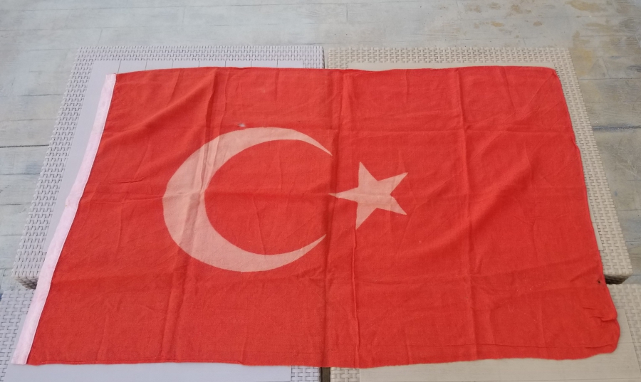 CUMHURİYET BAŞLARI KÖK BOYA İŞÇİLİKLİ BÜYÜK BOY ANTİKA BAYRAK