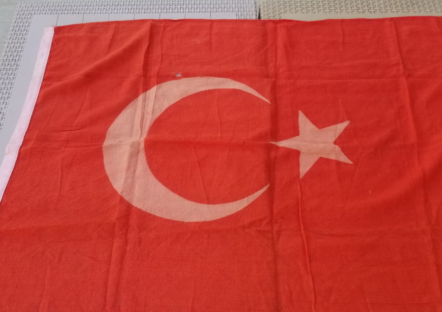 CUMHURİYET BAŞLARI KÖK BOYA İŞÇİLİKLİ BÜYÜK BOY ANTİKA BAYRAK