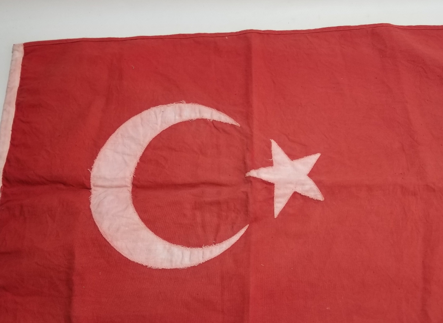 CUMHURİYET BAŞLARI KÖK BOYA İŞÇİLİKLİ EL YAPIMI ANTİKA BAYRAK