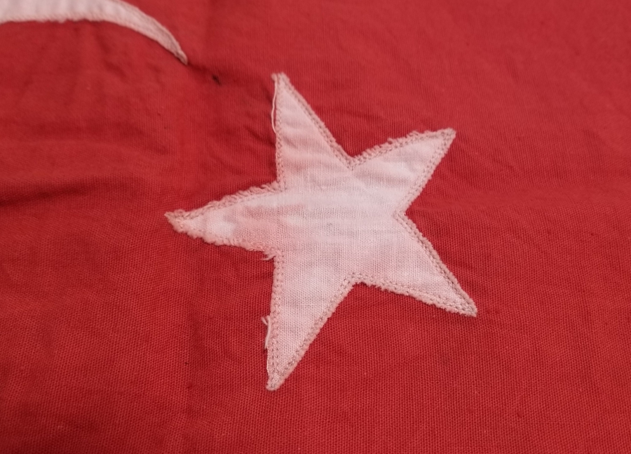 CUMHURİYET BAŞLARI KÖK BOYA İŞÇİLİKLİ EL YAPIMI ANTİKA BAYRAK