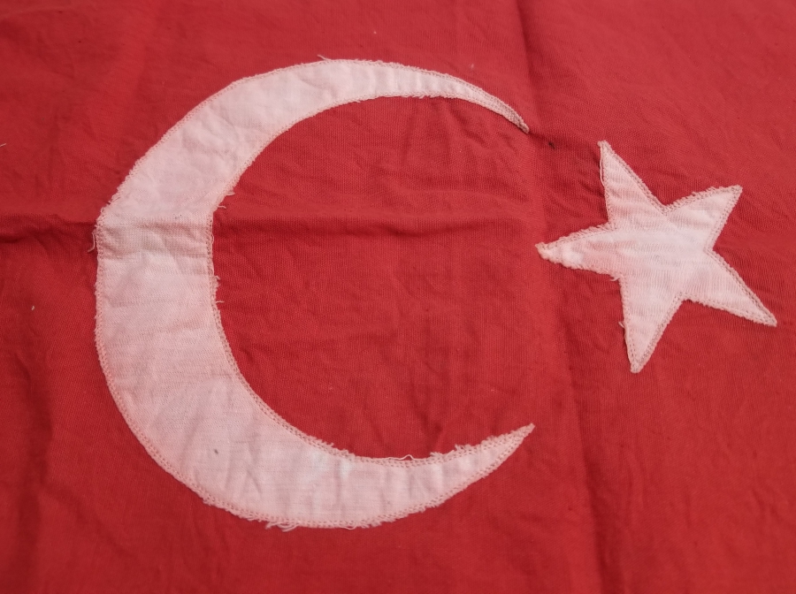 CUMHURİYET BAŞLARI KÖK BOYA İŞÇİLİKLİ EL YAPIMI ANTİKA BAYRAK