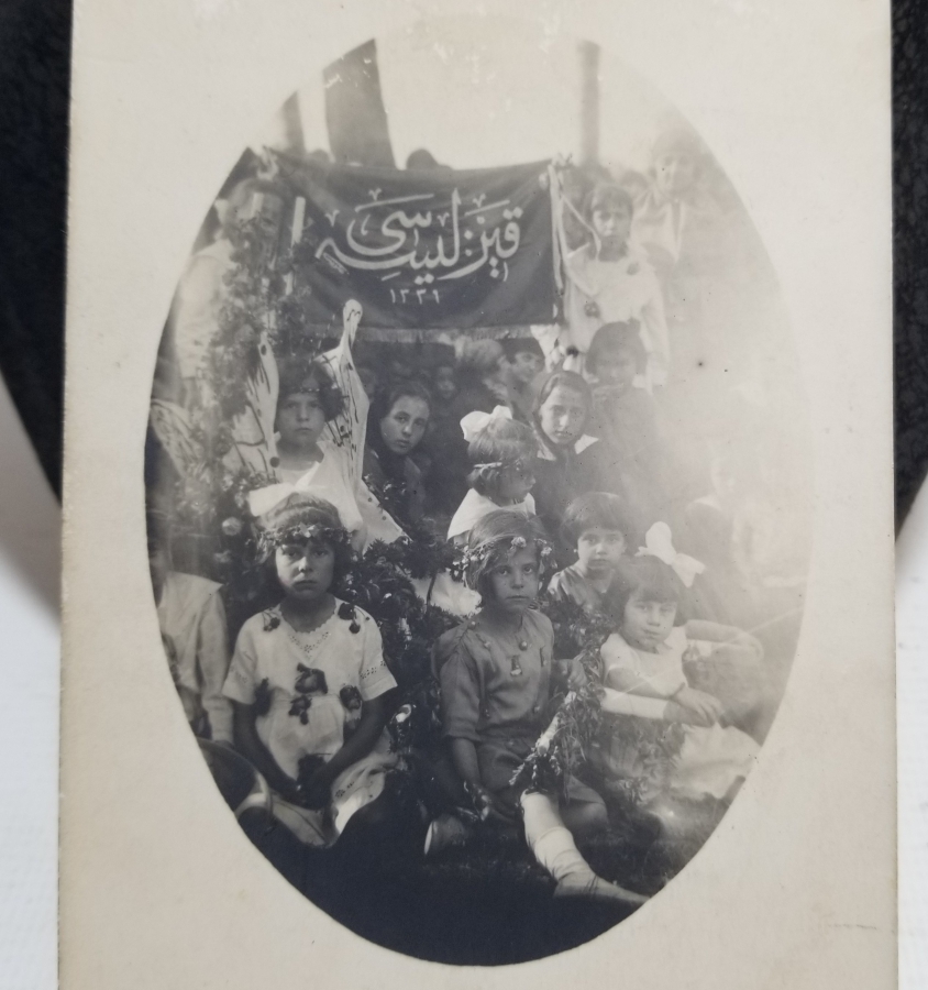 OSMANLI KIZ LİSESİ PANKARTLI NADİR FOTOĞRAF